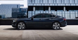 Las líneas de perfil elegantes y dinámicas acentúan los sólidos parachoques traseros del TLX 2022 Las líneas de perfil elegantes y dinámicas acentúan los sólidos parachoques traseros del TLX 2022