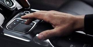 La interfaz True Touchpad Interface™ hace que navegar en su TLX 2022 sea una experiencia centrada en el conductor La interfaz True Touchpad Interface™ hace que navegar en su TLX 2022 sea una experiencia centrada en el conductor