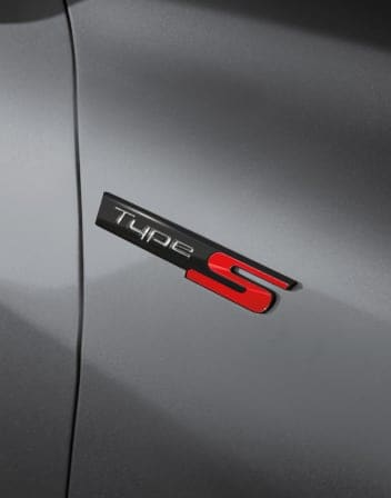 Emblema del Type S en negro brillante accesorio del Acura TLX 2025 con Paquete Type S.