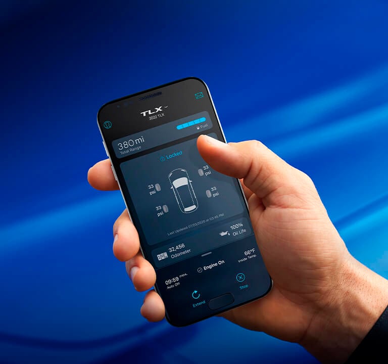 Acura TLX 2025 con servicios conectados AcuraLink abiertos en un teléfono.