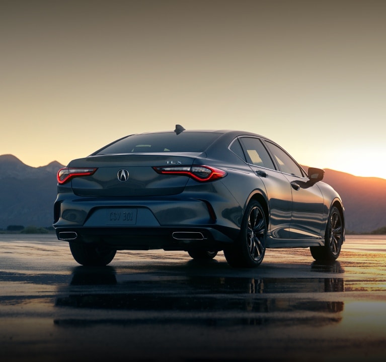 Vista trasera de 3/4 del Acura TLX 2025 con Paquete Tecnológico en Urban Gray Pearl.