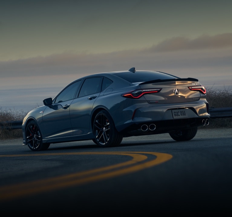 Vista trasera del Acura TLX 2025 con Paquete Type S en Urban Gray Pearl.