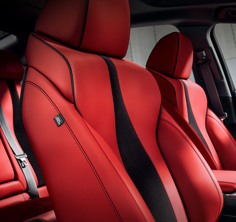 Acura TLX 2025 con Paquete A-Spec, asientos de color Red e interior con detalles de Ultrasuede.