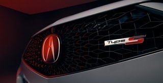 Detalle de la rejilla pentagonal con forma de diamante totalmente nueva del Acura TLX 2025 con Paquete Type S en Urban Gray Pearl. Detalle de la rejilla pentagonal con forma de diamante totalmente nueva del Acura TLX 2025 con Paquete Type S en Urban Gray Pearl.