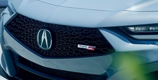 Acura TLX 2025 con Paquete Type S en Urban Gray Pearl con la nueva rejilla pentagonal con forma de diamante. Acura TLX 2025 con Paquete Type S en Urban Gray Pearl con la nueva rejilla pentagonal con forma de diamante.