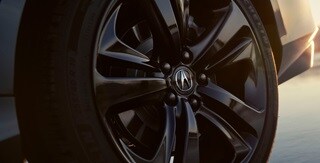 Acura TLX 2025 con Paquete Tecnológico en Liquid Carbon Metallic con ruedas de aleación de 20 pulgadas en negro brillante. Acura TLX 2025 con Paquete Tecnológico en Liquid Carbon Metallic con ruedas de aleación de 20 pulgadas en negro brillante.
