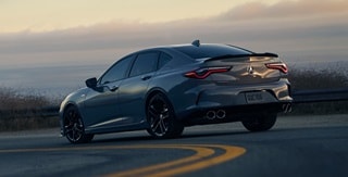 Acura TLX 2025 con Paquete Type S en Urban Gray Pearl con motor V6 turboalimentado. Acura TLX 2025 con Paquete Type S en Urban Gray Pearl con motor V6 turboalimentado.