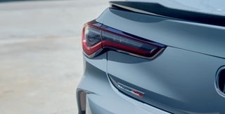 Acura TLX 2025 con Paquete Type S en Urban Gray Pearl con diseño imponente y aerodinámico. Acura TLX 2025 con Paquete Type S en Urban Gray Pearl con diseño imponente y aerodinámico.