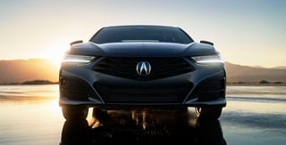 Exterior atlético e imponente del Acura TLX 2025 con Paquete Tecnológico en Liquid Carbon Metallic. Exterior atlético e imponente del Acura TLX 2025 con Paquete Tecnológico en Liquid Carbon Metallic.