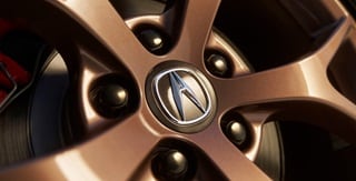 Detalle de la rueda de 20 pulgadas con rayos en Y del Acura TLX 2025 con Paquete Type S en Urban Gray Pearl. Detalle de la rueda de 20 pulgadas con rayos en Y del Acura TLX 2025 con Paquete Type S en Urban Gray Pearl.