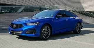 Ruedas de aleación en Shark Gray del Acura TLX 2025 con Paquete A-Spec en Apex Blue Pearl. Ruedas de aleación en Shark Gray del Acura TLX 2025 con Paquete A-Spec en Apex Blue Pearl.
