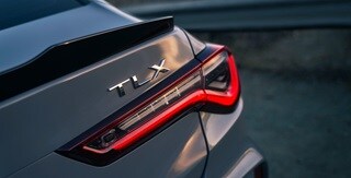Detalle de las luces traseras de LED Chicane del Acura TLX 2025 con Paquete Type S en Urban Gray Pearl. Detalle de las luces traseras de LED Chicane del Acura TLX 2025 con Paquete Type S en Urban Gray Pearl.