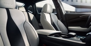 Interior de color Orchid con detalles de Ultrasuede® en Black del Acura TLX 2025 con Paquete Type S. Interior de color Orchid con detalles de Ultrasuede® en Black del Acura TLX 2025 con Paquete Type S.