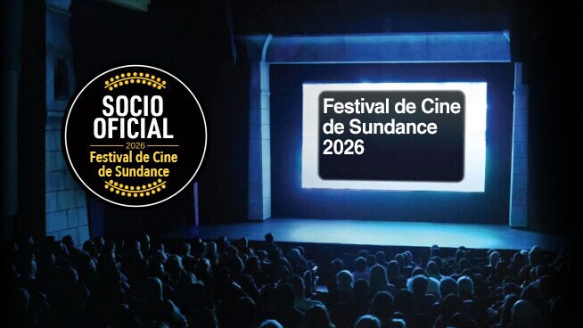 Emblema del Festival de Cine de Sundance 2026 y un cine de fondo con siluetas de personas
