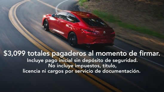 Vista posterior de Acura Integra 2026 con Paquete Tecnológico conduciendo por una carretera sinuosa con texto en pantalla que indica una oferta de arrendamiento, $3,099 total pagadero al momento de firmar. Incluye pago inicial sin depósito de seguridad. No incluye impuestos, título, licencia ni cargos por servicio de documentación. (compacto deportivo prémium).