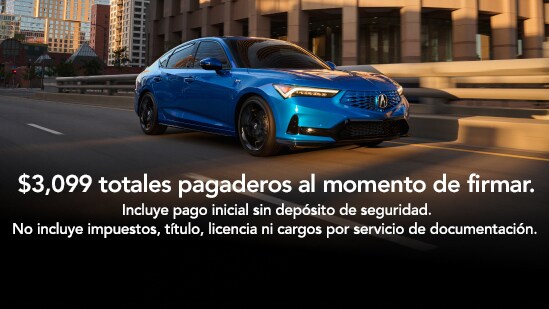 Acura Integra 2026 con Paquete A-Spec y Tecnológico color Double Apex Blue Pearl circulando por una calle urbana con texto de oferta en pantalla para el arrendamiento, total de $3,099 pagadero al momento de firmar. Incluye pago inicial sin depósito de seguridad. No incluye impuestos, título, licencia ni cargos por servicio de documentación. (compacto deportivo prémium).