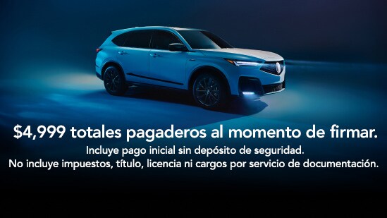 Perfil de la Acura MDX 2026 con Paquete A-Spec color Platinum White Pearl en un estudio oscuro con iluminación azul y texto de oferta en pantalla para el arrendamiento, total de $4,999 pagadero al momento de firmar. Incluye pago inicial sin depósito de seguridad. No incluye impuestos, título, licencia ni cargos por servicio de documentación. (SUV de rendimiento prémium).