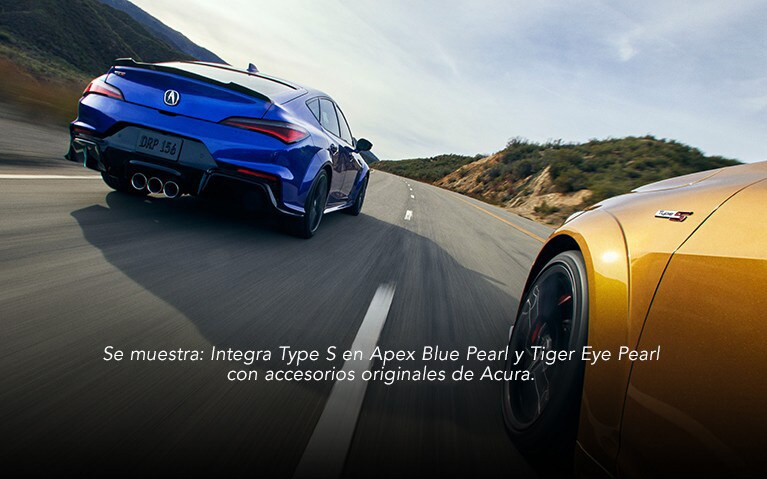 Acura Integra Type S en Apex Blue Pearl y Tiger Eye Pearl en la carretera.