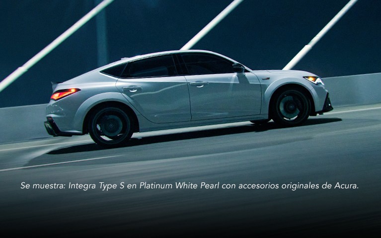 Perfil del Acura Integra Type S en Platinum White Pearl cruzando un puente.