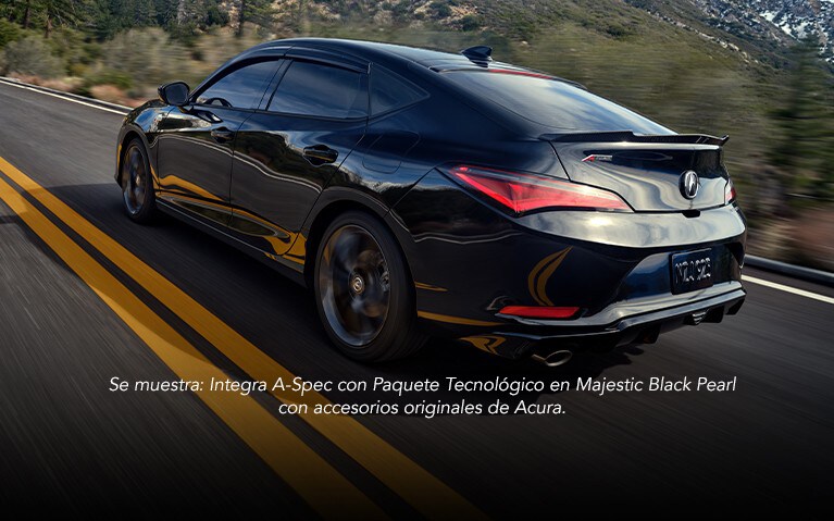 Vista trasera de 3/4 del Acura Integra A-Spec con Paquete Tecnológico en Majestic Black Pearl manejando