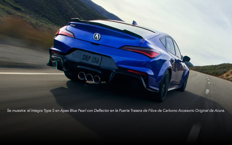Vista trasera de 3/4 del Acura Integra Type S en Apex Blue Pearl