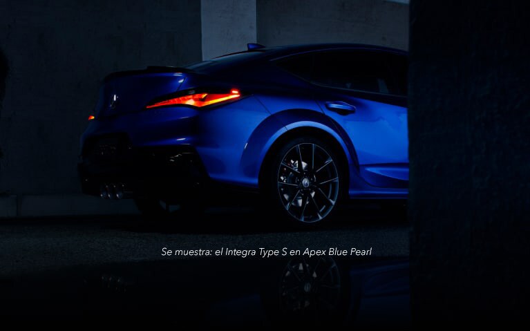Vista trasera de 3/4 del Acura Integra Type S en Apex Blue Pearl