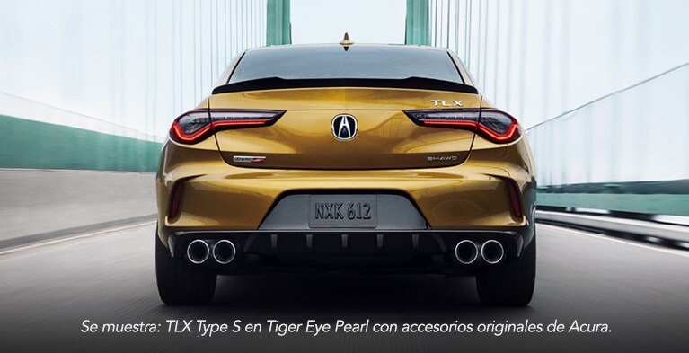Vista trasera del Acura TLX Type S 2023 en Tiger Eye Pearl