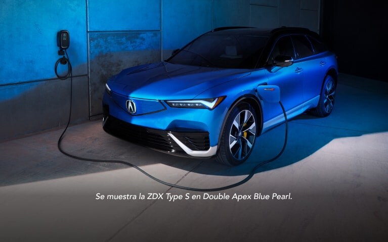 La Acura ZDX Type S 2024 en Double Apex Blue Pearl junto a una estación de carga