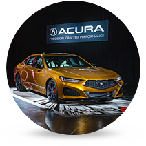Acura Integra estático en una sala de exhibición con el logotipo de Acura